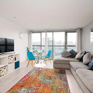 Stylish Close To Bridge London