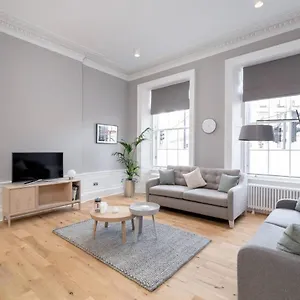 Joivy Spacious And Bright 1bed Apt, Short Walk From Princes Street Apartment